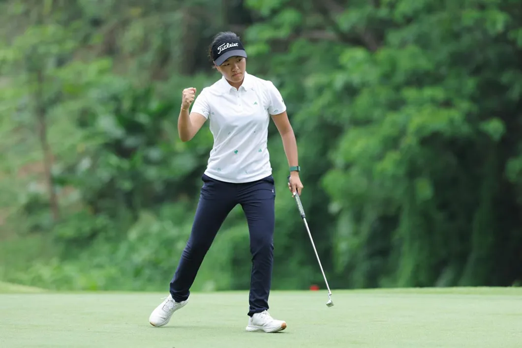 Peng Yanxuan at awards ceremony