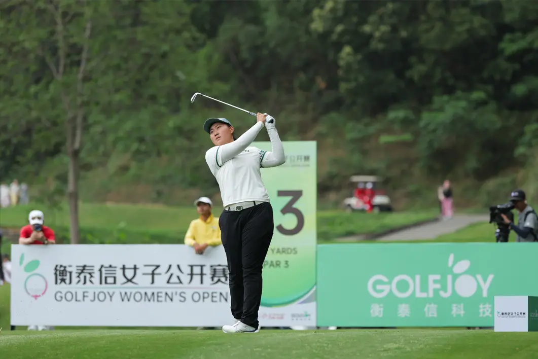 Ren Yijia receiving award